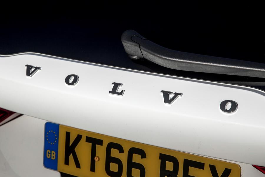 Логотип Volvo V90 D4 Cross Country 2017 года  (UK) (фото 27 из 40)